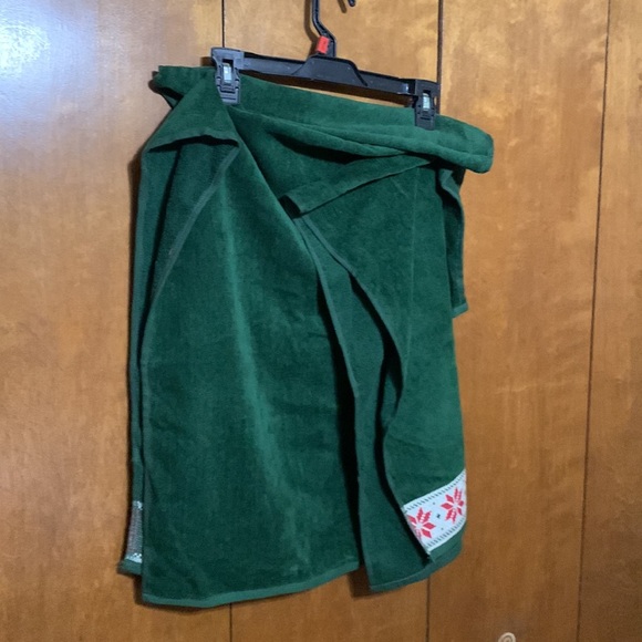 ST. NICHOLAS SQUARE- One Snowman/Poinsettia Hand towel & One Towel ☃️ - Picture 2 of 7